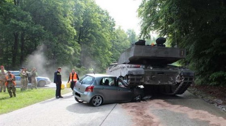 ДТП в Германии: британский танк переехал легковое авто