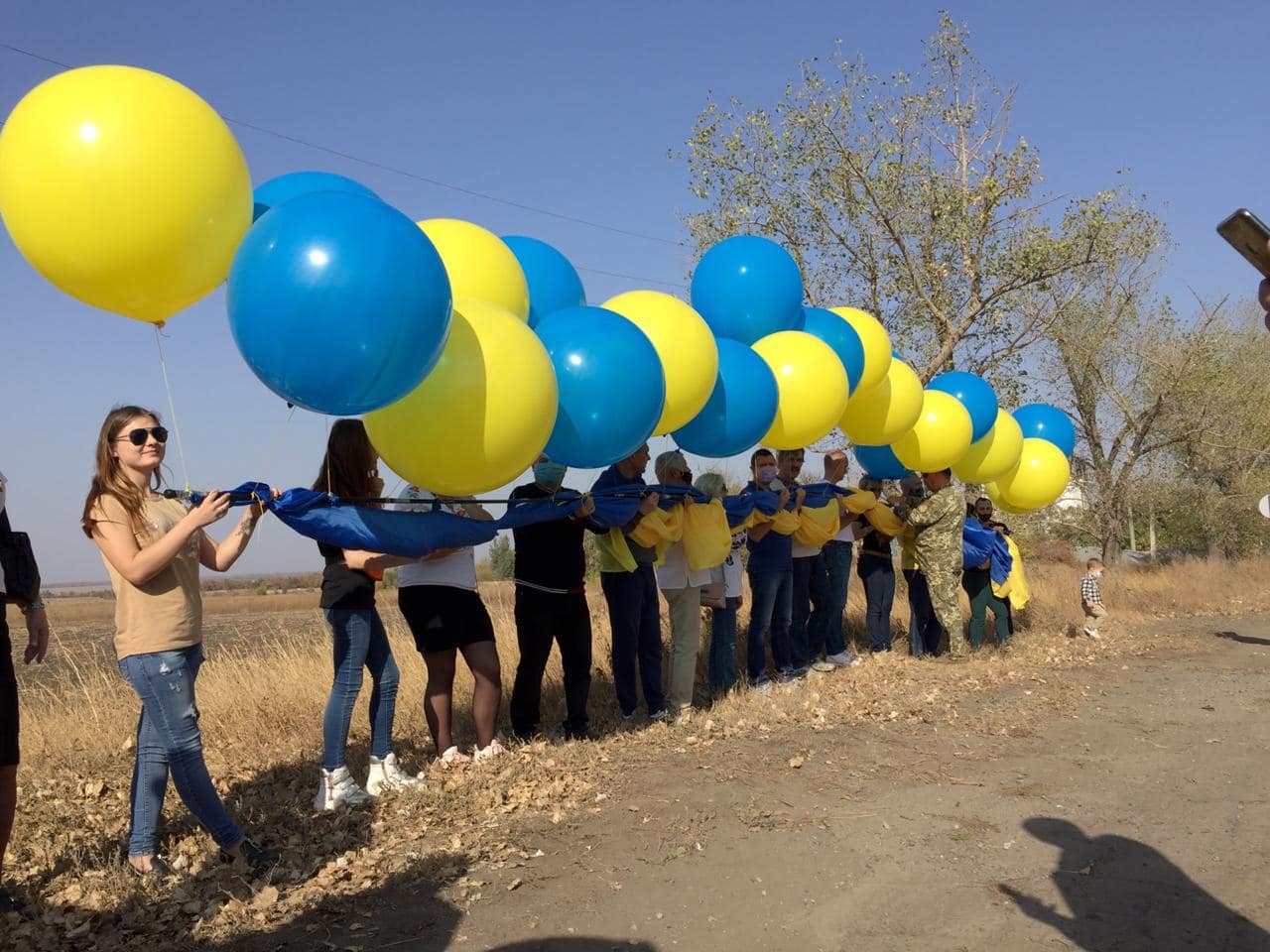 Патриоты поздравили Донецк с Днем защитника Украины: листовки падали прямо на позиции боевиков, кадры
