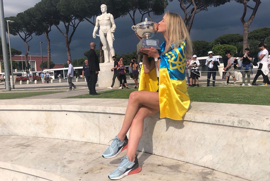 Фантастический кадр: Свитолина после грандиозной победы произвела фурор в Риме с флагом Украины