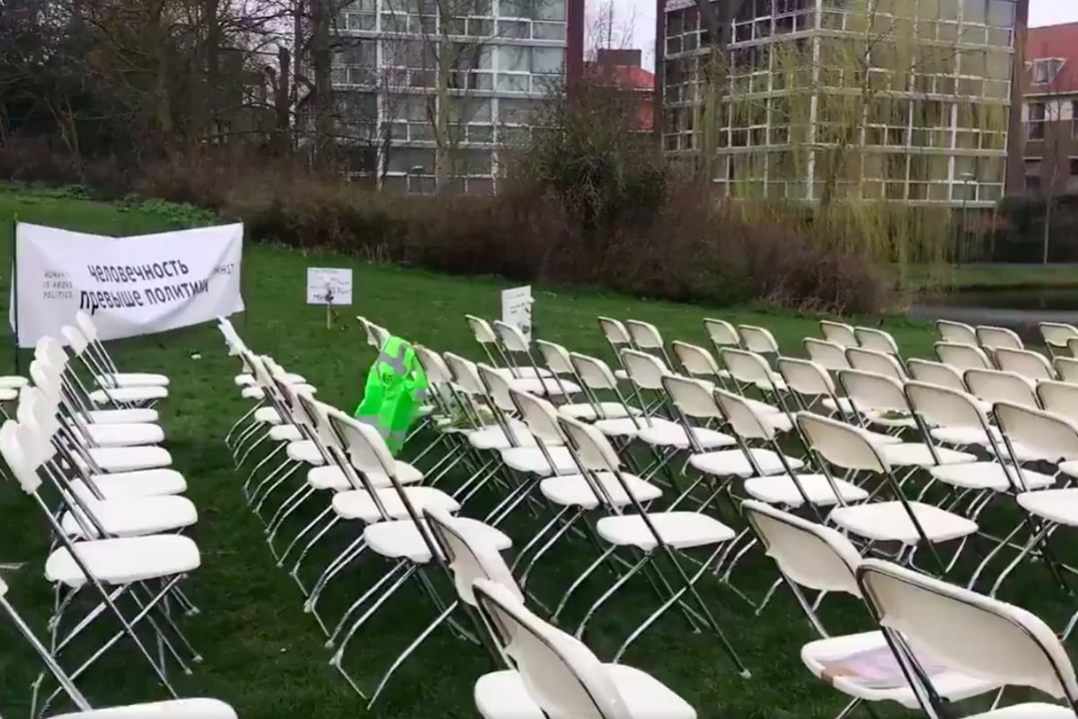 ​"Хотим знать правду", - родственники жертв МН17 пришли под посольство России в Гааге со стульями