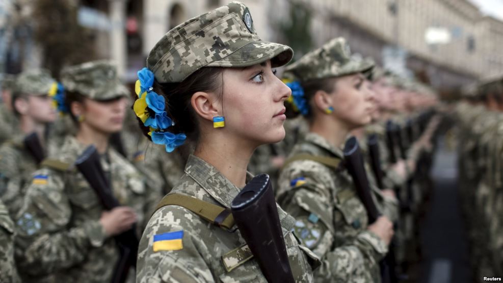 Новый тренд в сфере армейских причесок от украинских женщин-военнослужащих: представители НАТО в восторге от кос с вплетенными национальными символами 