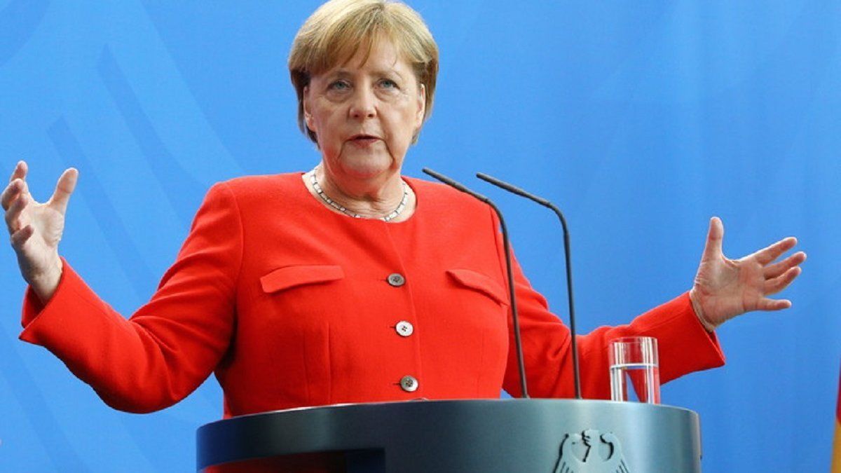 СМИ узнали о личном участии Меркель в блокировании поставок оружия Украине в рамках НАТО