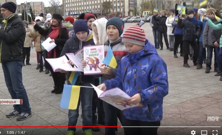 Разве эти дети могут предать родную Украину: северодонецкие школьники патриотическим флешмобом разрушили главный тезис кремлевских пропагандистов, - кадры