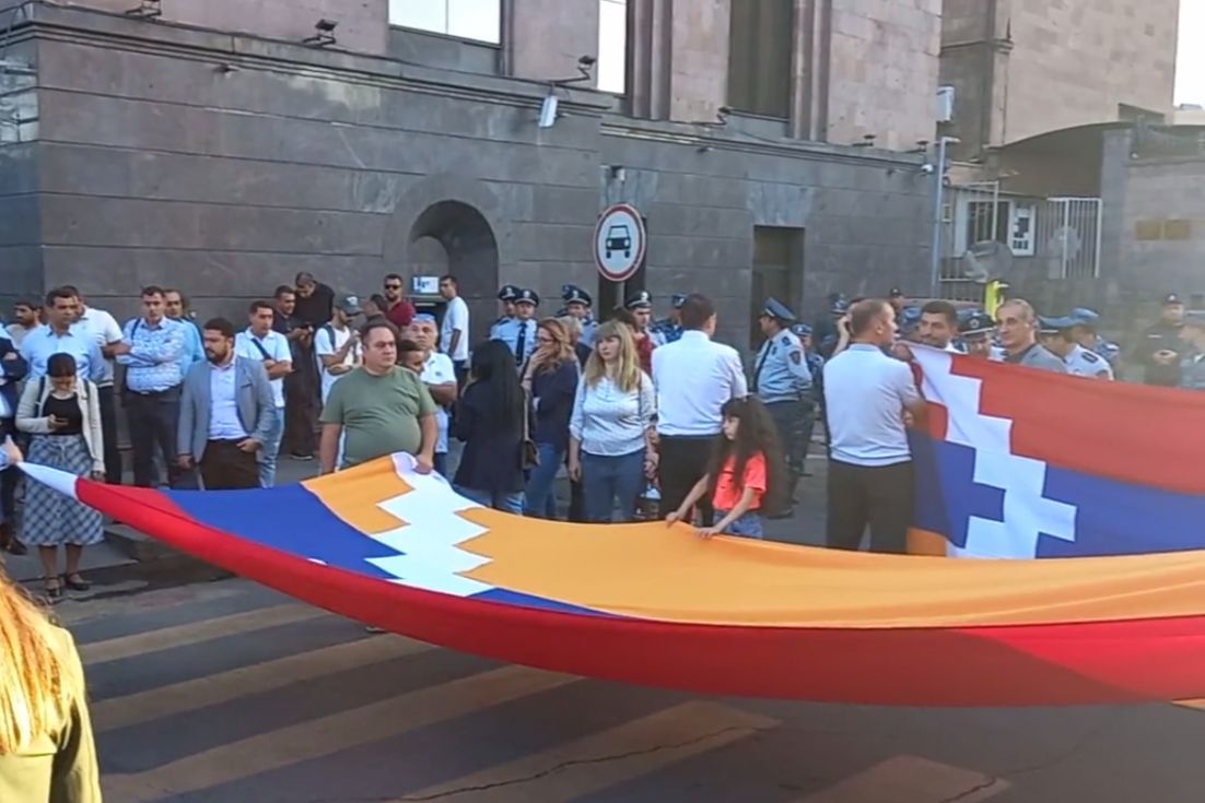 Ереван бунтует из-за Карабаха: Посольство РФ заблокировано, люди рвутся в Дом правительства