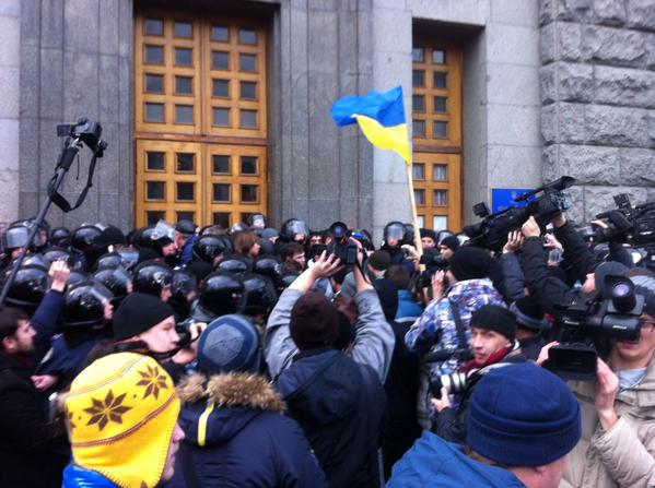​В Харькове активисты пошли на штурм здания мэрии