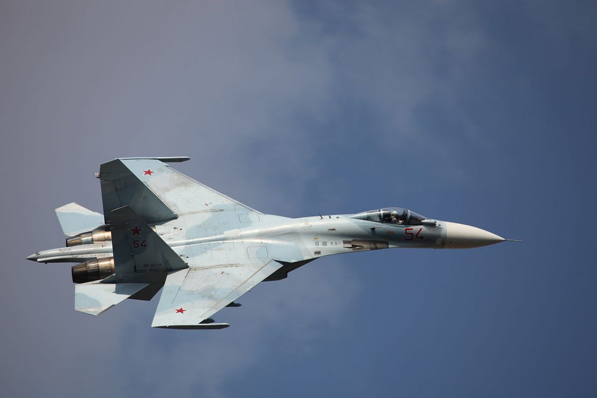 Российские военные опозорились при испытании нового истребителя: у самолета прямо в воздухе отвалилась часть хвоста