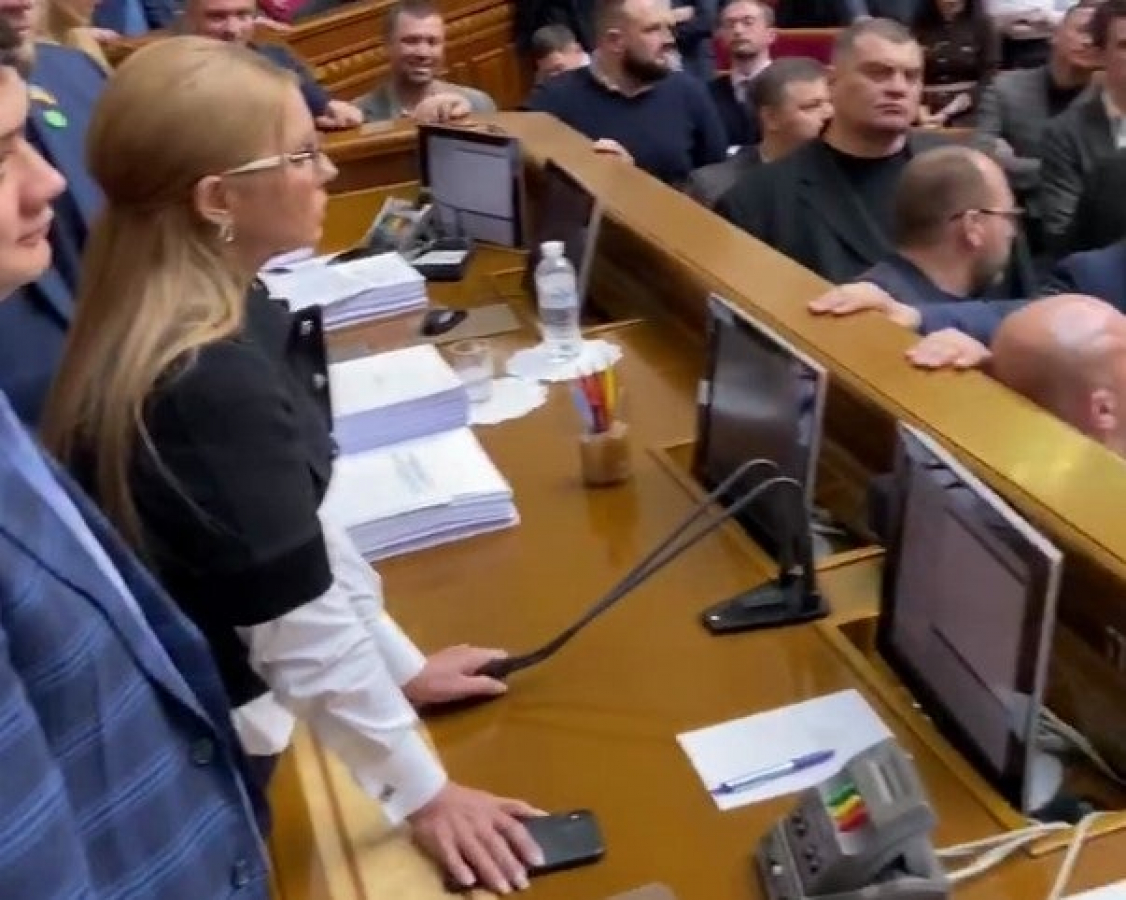 "Первая кровь", - Тимошенко поранила руку во время потасовки в Раде и сломала микрофон Разумкову - фото