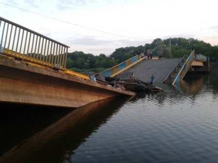 Под Зугрэсом Донецкой области взорван мост через реку Крынка