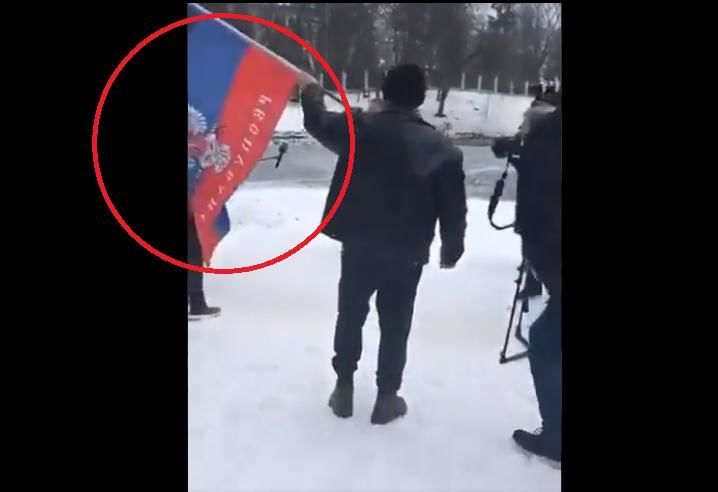 В Литве российский провокатор принес на митинг флаг "ДНР" – под аплодисменты его вырвали и выбросили