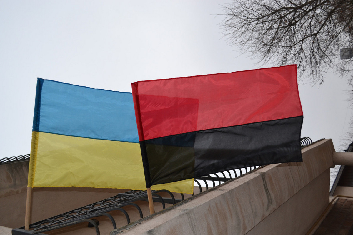 ​“Диверсия” под носом у врага: в Донецке в 600 метрах от здания “МГБ” вывесили флаги Украины и УПА - подробности и кадры