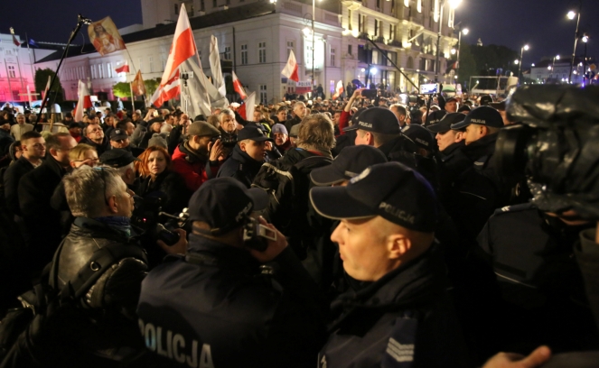 В центре Варшавы во время памятных мероприятий, посвященных смоленской катастрофе, произошла провокационная схватка