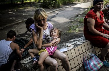 Беженцы Донбасса не могут получить обещанные Яценюком деньги