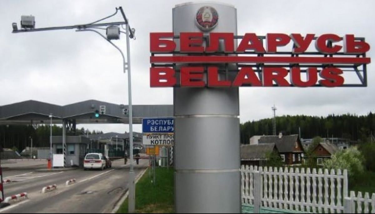 Беларусь снова стягивает технику и ставит блокпосты рядом с границей Украины - СМИ