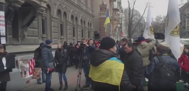 Под стенами НБУ проходит пикет недовольных политикой Нацбанка. Прямая видео-трансляция 26.02.2015.