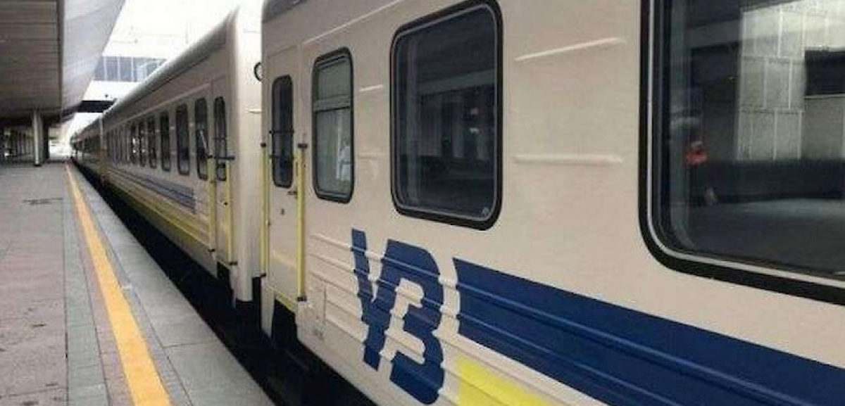 В поезде "Мариуполь - Киев" избили и попытались изнасиловать женщину на глазах у сына