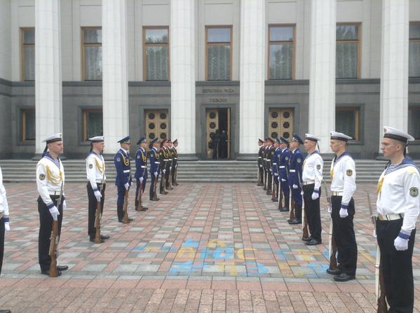 В зале Рады на местах депутатов сидят ветераны и военные