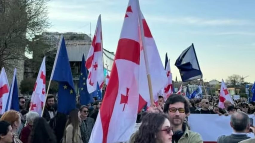 Грузия восстала против копирующего РФ закона об "иноагентах": в Тбилиси проходят протесты