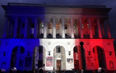 Одно из зданий на Майдане было подсвечено цветами французского флага