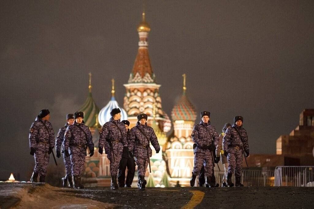 ​Народ Украины под звуки взрывов празднует Новый год, пока безропотных россиян "винтят" в Москве: кадры