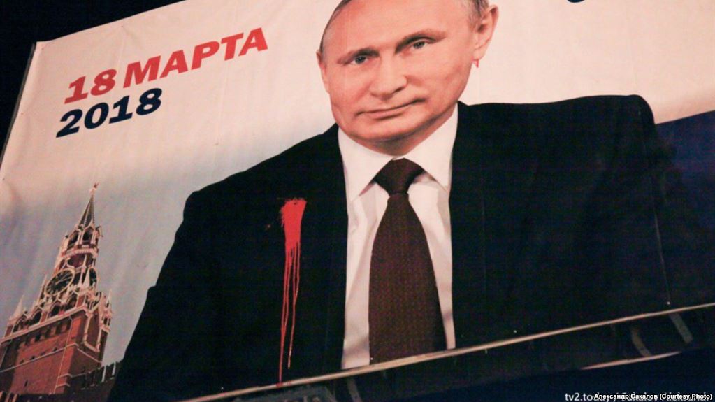В России массово обливают краской и грязью портреты Путина: российские власти отдали приказ, возмутивший россиян глупостью - кадры