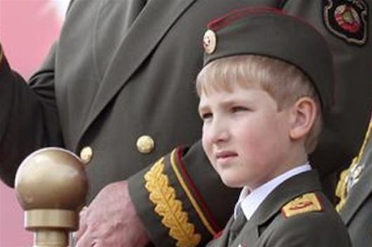 Сын Лукашенко пришел на парад Победы в форме главнокомандующего