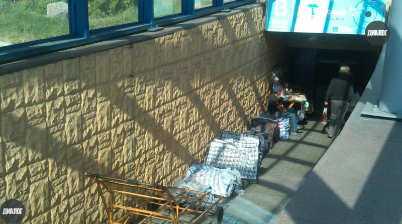 В Донецке постепенно открываются магазины: самый популярный товар - дорожная сумка