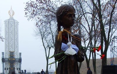 Украина помянет жертв Голодомора минутой молчания и акцией "Зажги свечу"