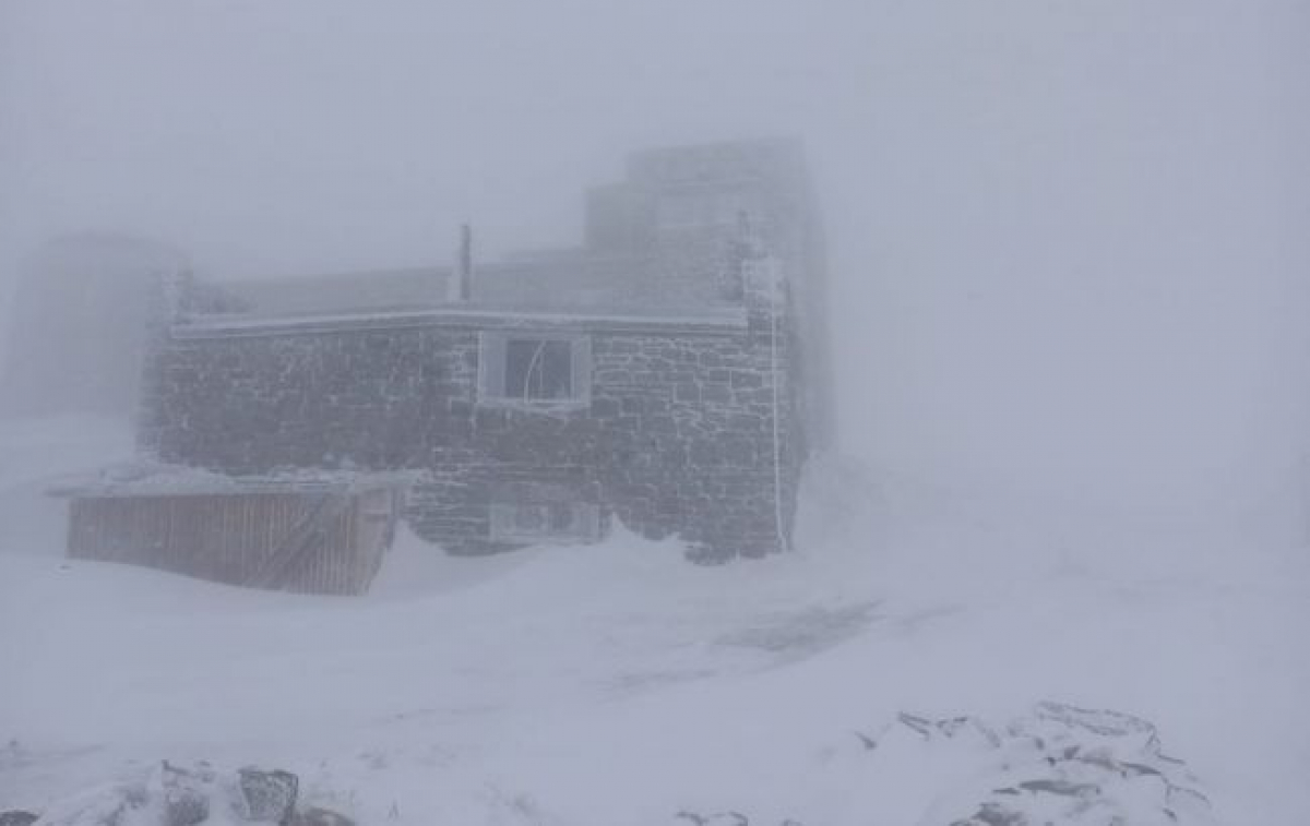 На Западной Украине мощный снегопад и метель: выпало уже 15 см снега, в Карпатах морозы