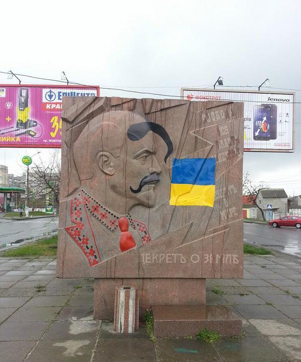 В Николаеве барельеф Ленина украсили вышиванкой и оселедецем