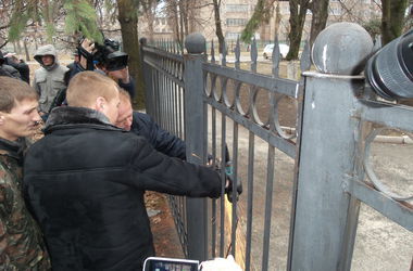 В Кривом Роге активисты штурмовали офис компании Ахметова "Метинвест" 