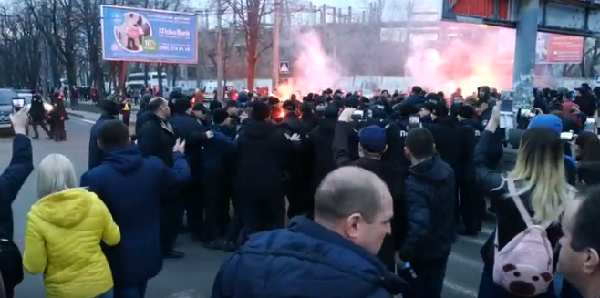 Масштабные протесты в Черкассах: националисты требовали встречу с Порошенко и устроили потасовки с силовиками – кадры