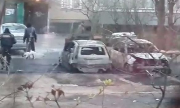 В Киеве неизвестные сожгли две машины. Видео