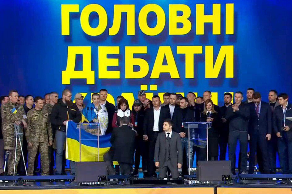 Порошенко и Зеленский на "Олимпийском" поразили всю Украину, встав на колени, - громкие подробности и кадры