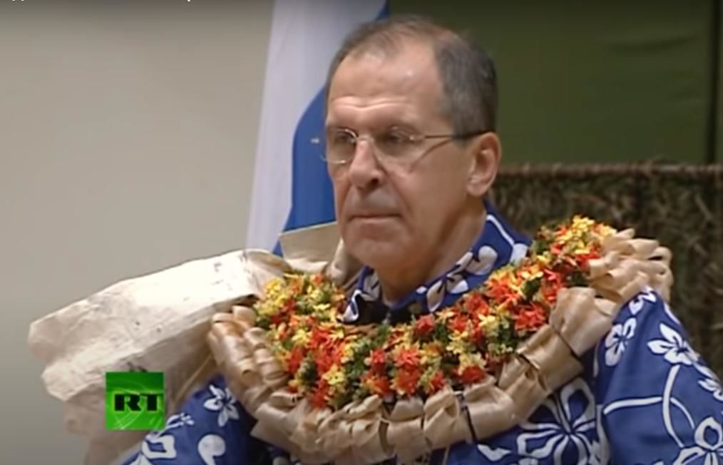 "Полуголый" прием Лаврова в Африке повеселил Сеть: "Встречают как своего"