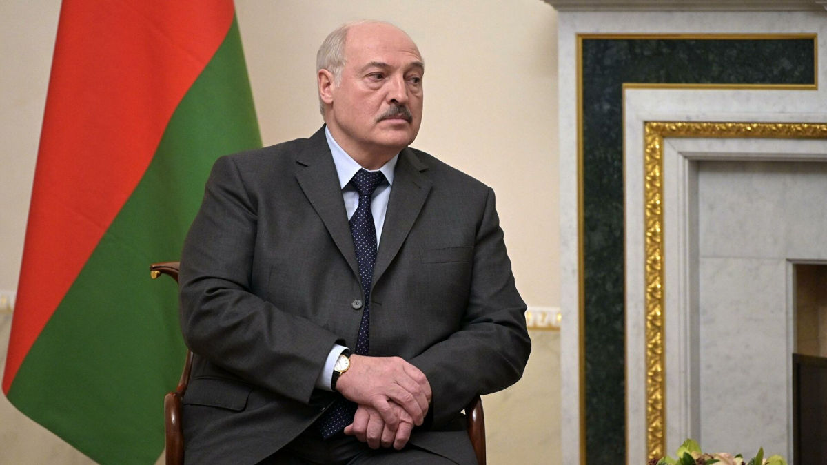 Лукашенко призвал протестующих в Казахстане "встать на колени перед военными" 