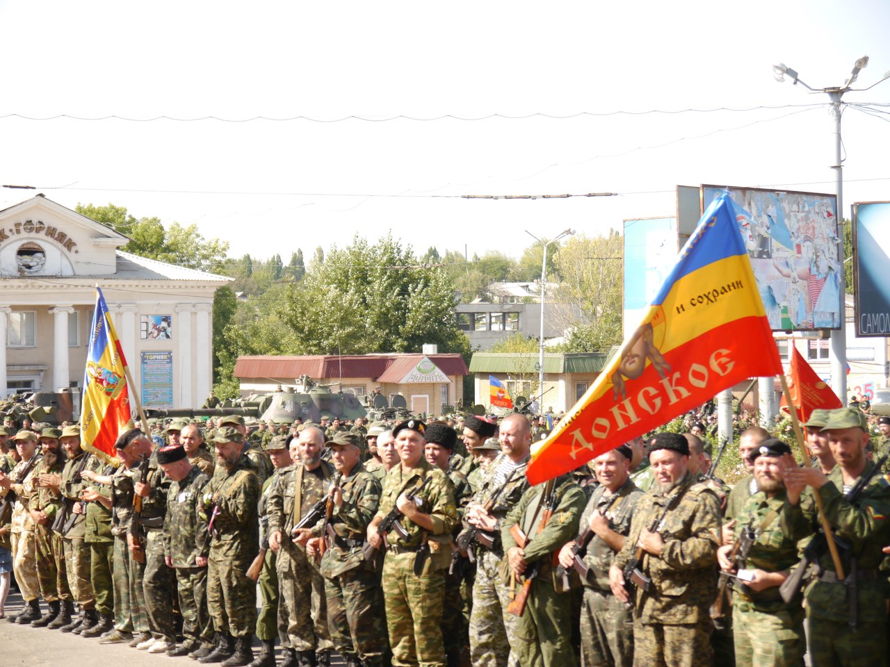 В Перевальске ополченцы ЛНР провели военный парад