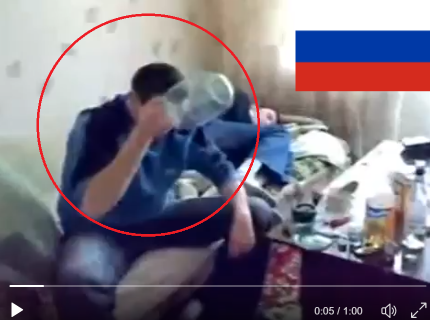 "Это и есть электорат Путина" - соцсеть поразило видео из РФ, на котором двое россиян до крови разбивают головы трехлитровыми банками с криками "за ВДВ!" - кадры