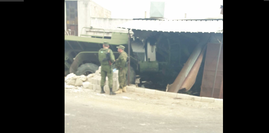 У российской армии новые проблемы в Сирии: тягач с ракетами для С-400 врезался в здание на обочине дороги. Движение полностью заблокировано