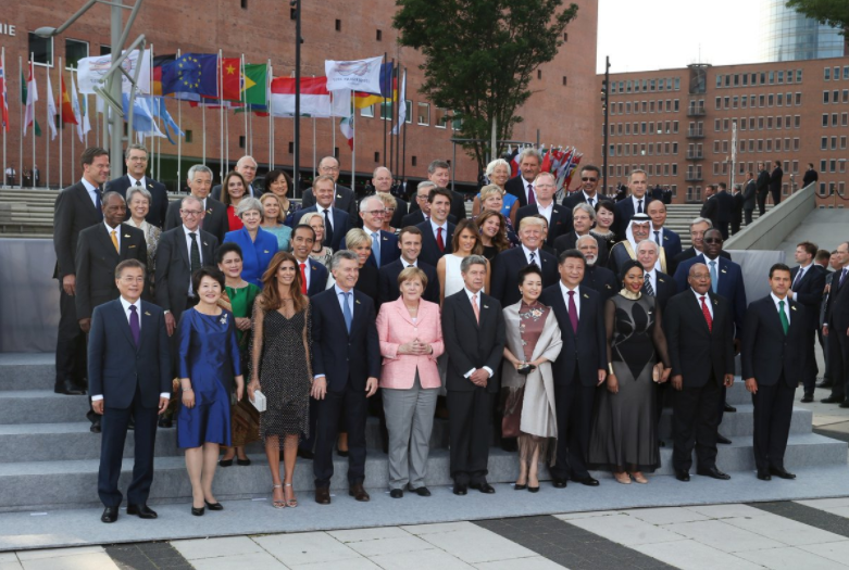 "Хоть кружочком обведите… не нашла": в соцсетях жестко поиздевались над Путиным, которого не оказалось на совместном фото с лидерами стран G20 - кадры