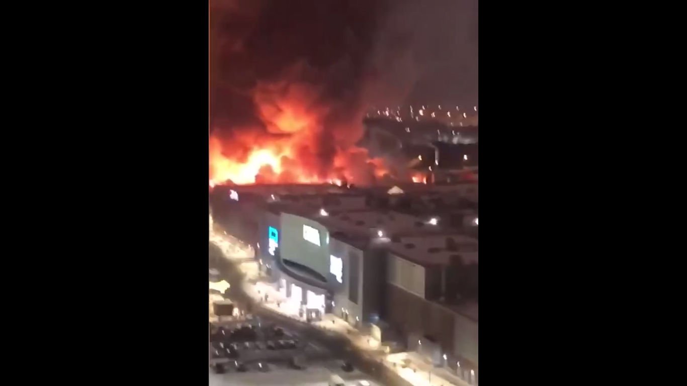 ​Взрывы в Москве слышны на десятки километров: сильный пожар в ТЦ охватил тысячи квадратных метров, кадры