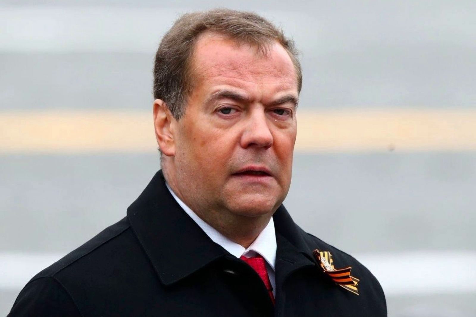 "Получили от Украины по рукам и трусливо отступают", – эксперт РФ о статье Медведева