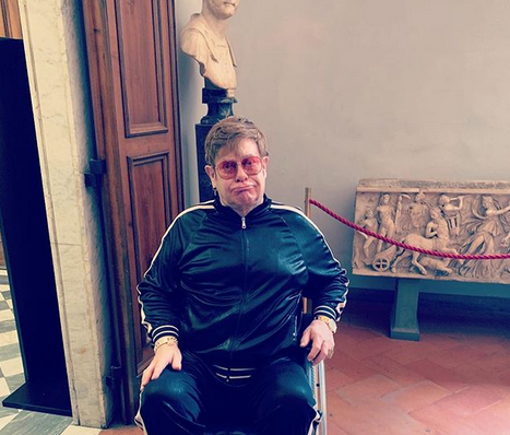 Элтон Джон оказался в инвалидном кресле: что произошло с музыкантом 