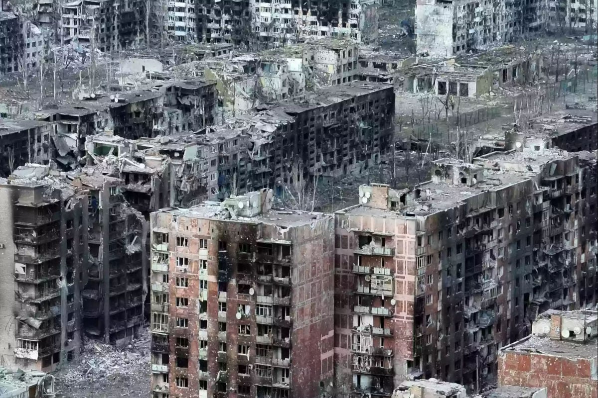 ​"Руины вместо триумфа": Z-политолог разоблачил абсурд "освободительной" войны Путина