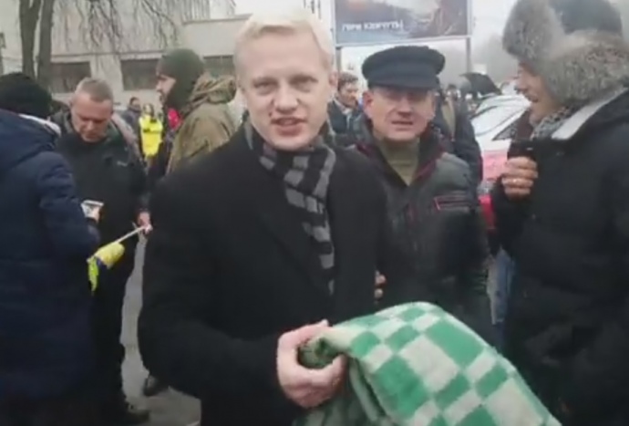 "Автомайдан" едет в гости к Луценко и везет ему в подарок клетчатое одеяло, как символ коррупции - кадры