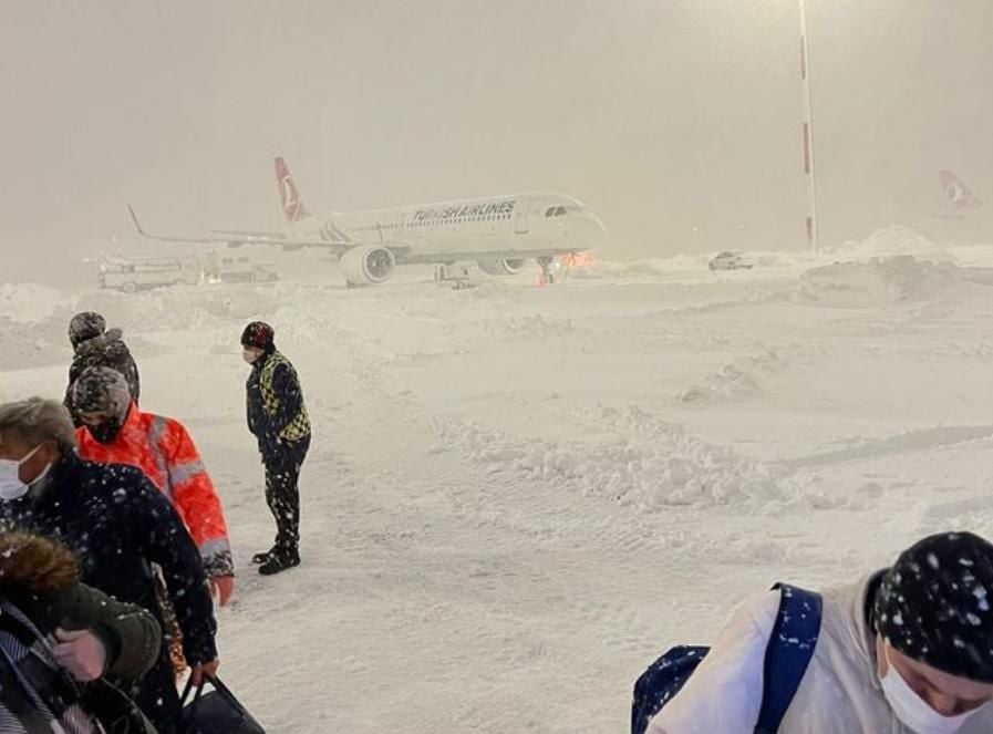 Аэропорт Стамбула парализовал сильный снегопад – в терминале рухнула крыша, все рейсы отменены до 00:00