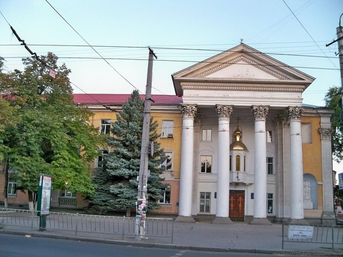 СМИ: В Крыму кремлевские варвары ворвались в здание храма УПЦ КП, снесли алтарь и конфисковали иконы