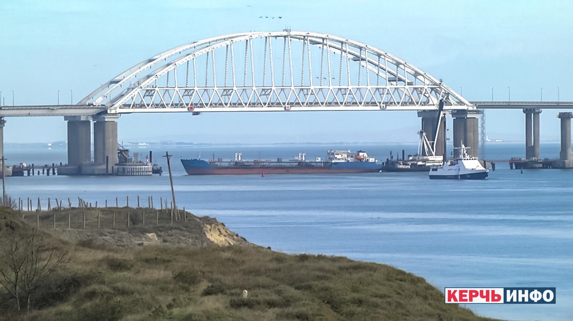 Фото, как Россия сухогрузом перекрыла проход под Крымским мостом для ВМС Украины: в воздухе военные вертолеты