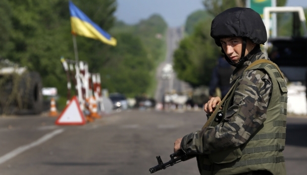 Чем грозит украинцам введение военного положения: всеобщая мобилизация и тотальный контроль