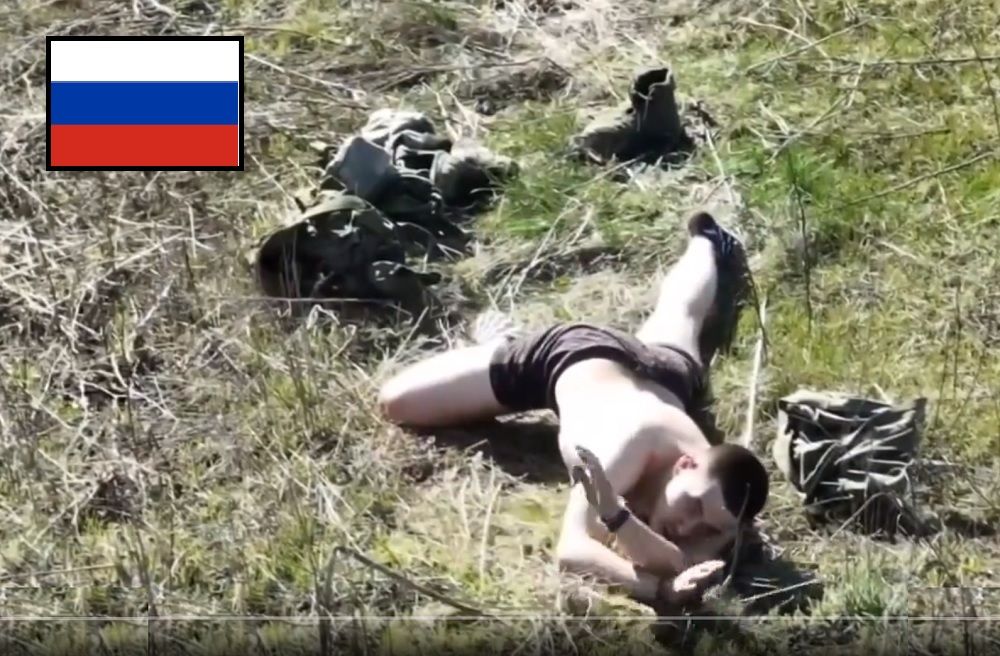 Российский военный разделся догола и сдался в плен украинскому дрону: появилось видео