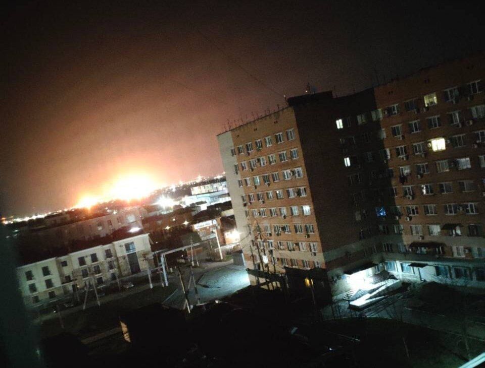 БпЛА ночью снова атаковали Афипский НПЗ в РФ – в Сети показали масштабный пожар